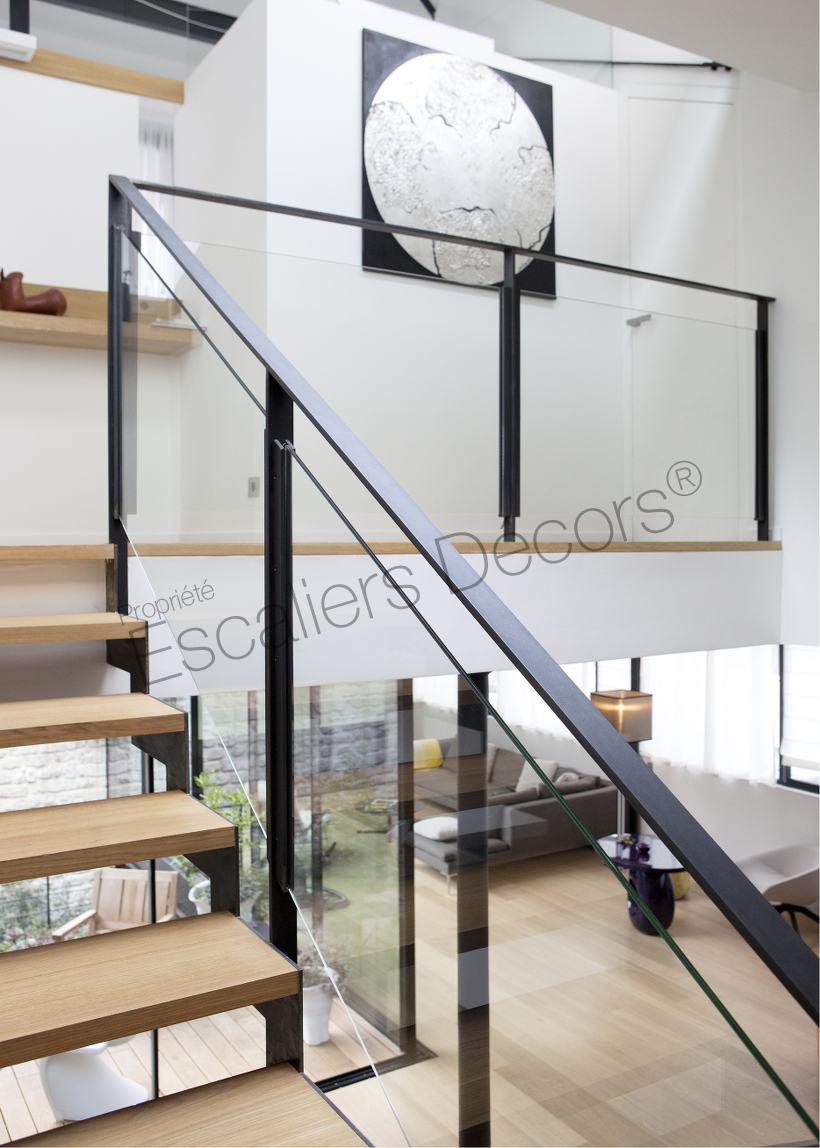 Photo DT127 - ESCA'DROIT® avec Palier Intermédiaire. Escalier d'intérieur en acier, bois et verre pour un intérieur type loft. Vue 7